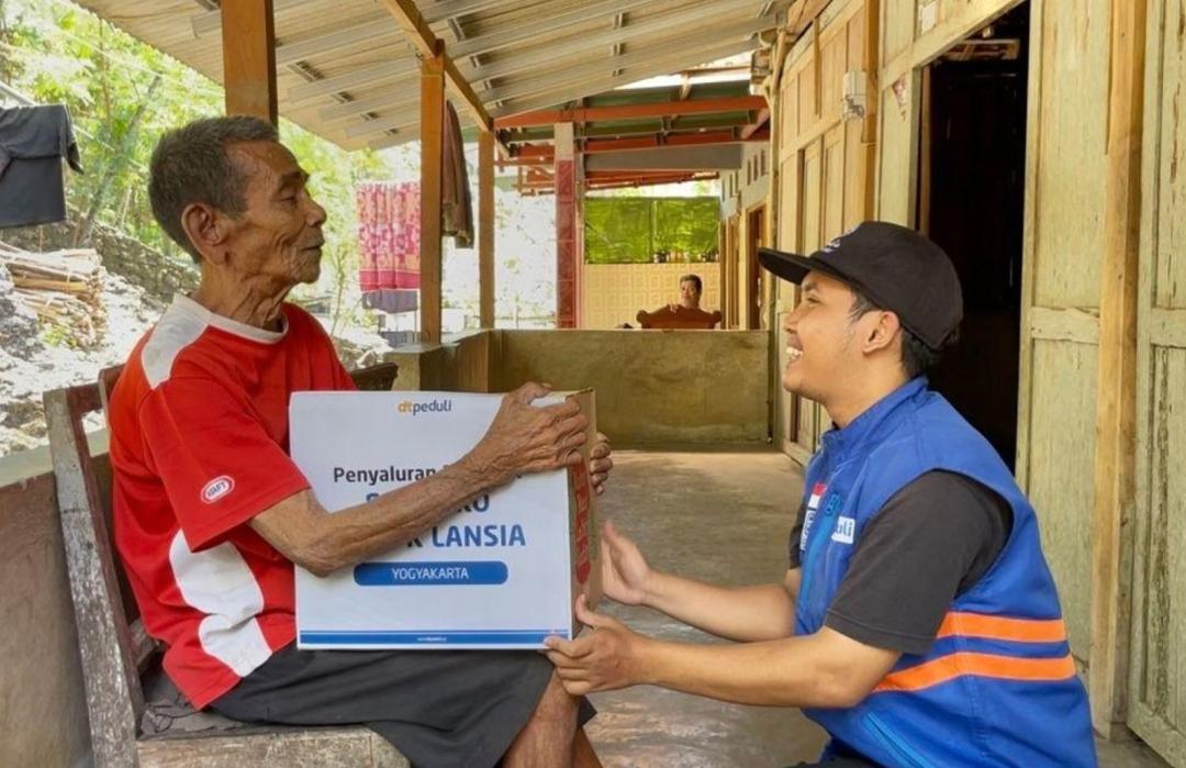 Sentuh Hati Lansia, DT Peduli Salurkan Bantuan Sembako di Gunungkidul 