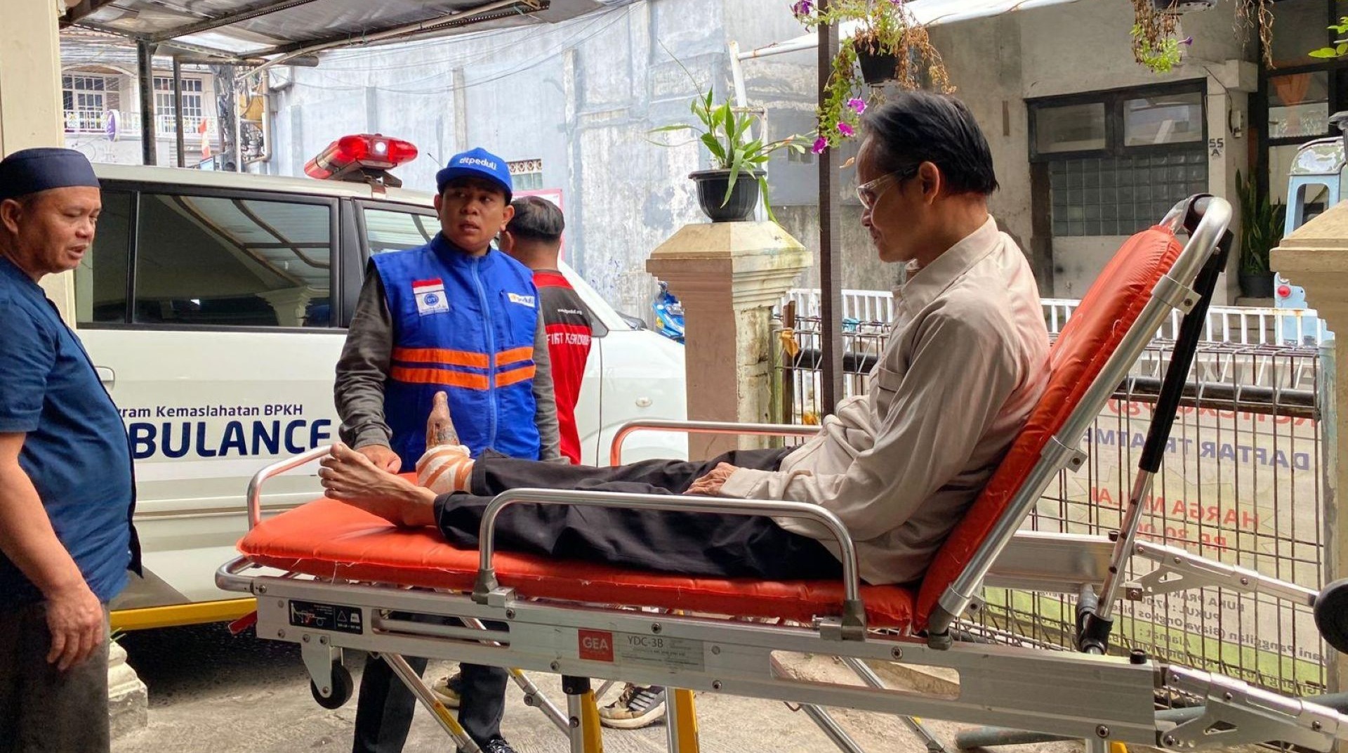 Patah Kaki Akibat Kecelakaan, DT Peduli Dampingi Kang Undang Jalani Terapi  