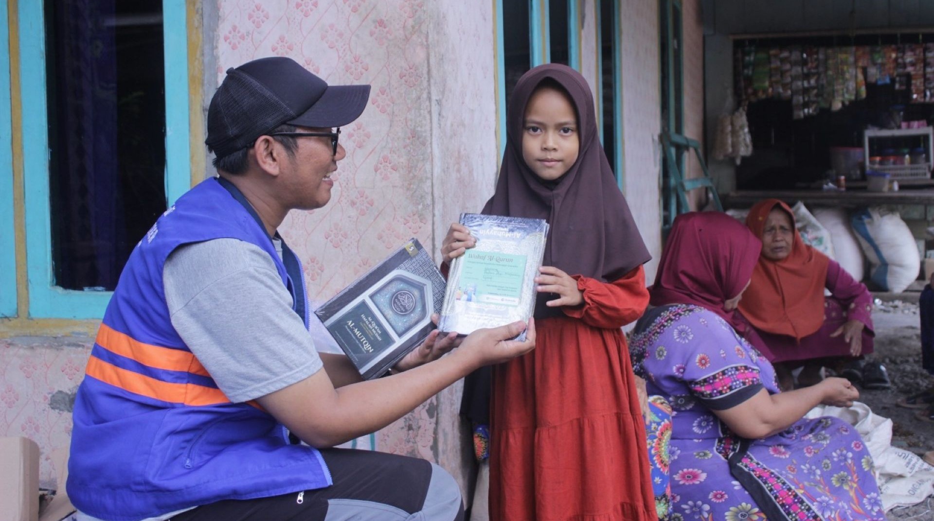 DT Peduli Cianjur Salurkan Bantuan Al-Qur’an Sinergi Gramedia dan 99 Kg Beras untuk Warga Naringgul 