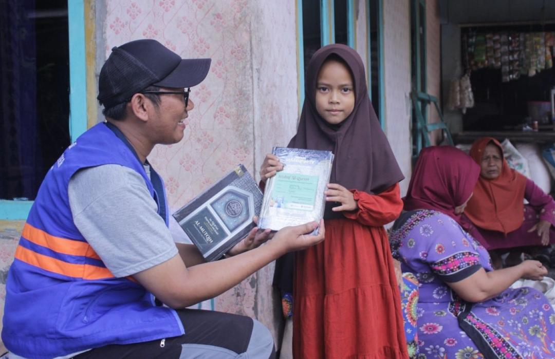 DT Peduli Cianjur Salurkan Bantuan Al-Qur’an Sinergi Gramedia dan 99 Kg Beras untuk Warga Naringgul 