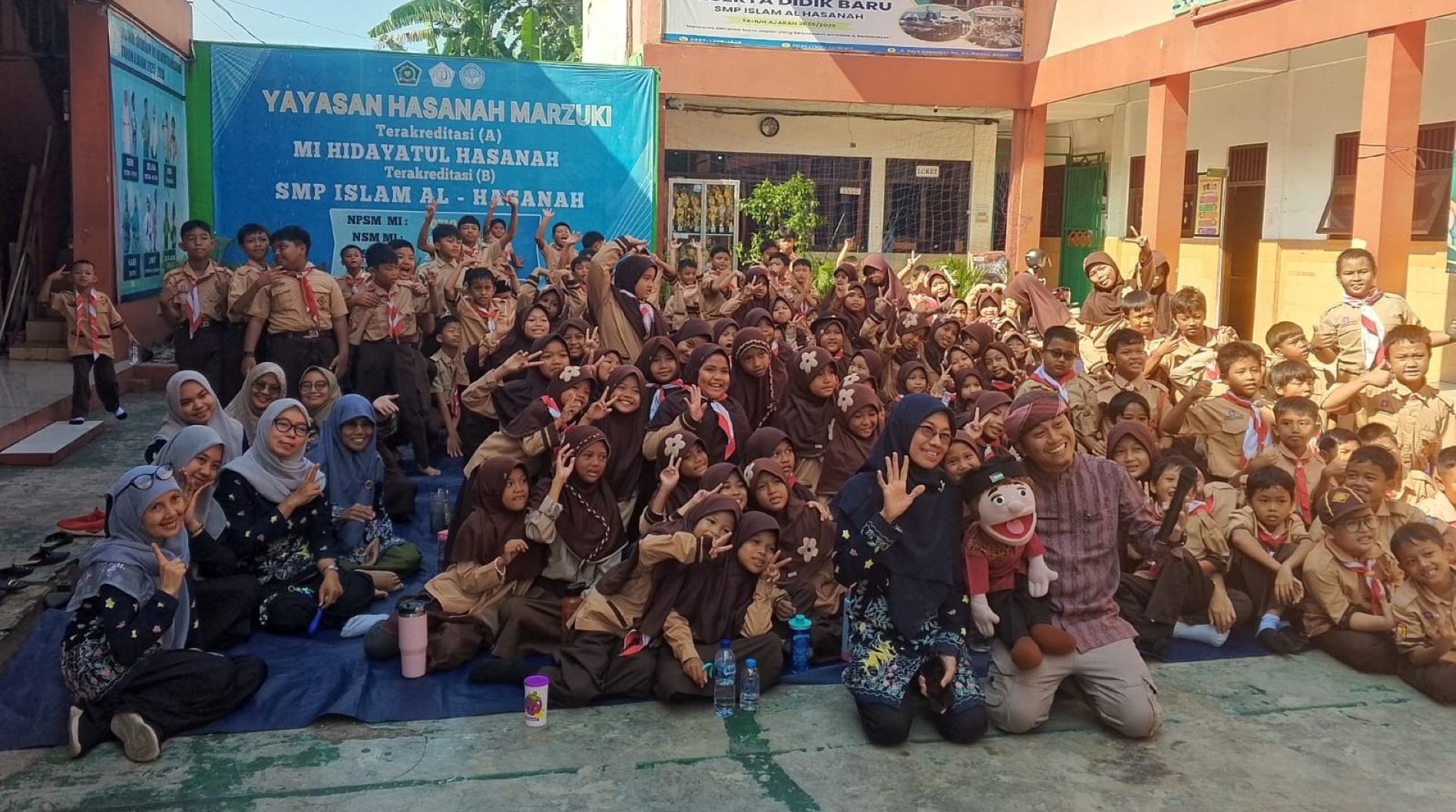 Peringati Maulid Nabi, MI Hidayatul Hasanah dan DT Peduli Ajak 100 Siswa Belajar Akhlak Rasulullah Saw. Lewat Dongeng 