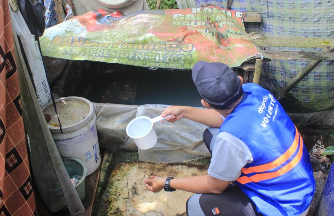 Kekeringan Melumpuhkan, Warga Gelarkubang Harus Berjalan 5 KM Demi Air Bersih 