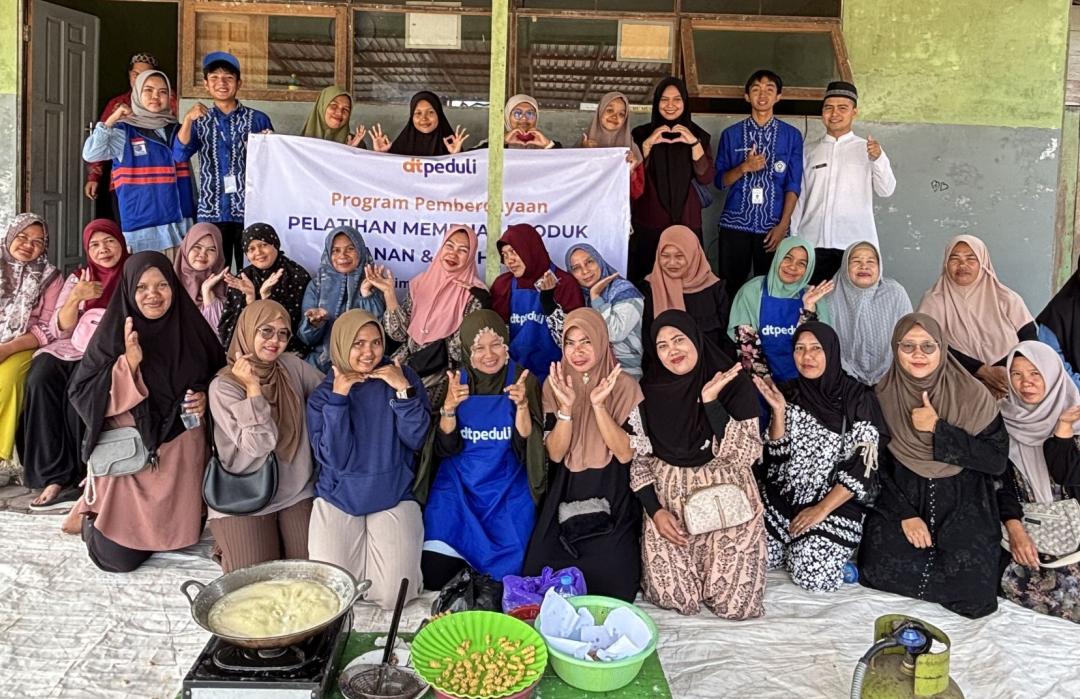Dorong Ekonomi Kreatif, DT Peduli Kalsel Gelar Pelatihan Pembuatan Jajanan Khas untuk Ibu-Ibu Barito Kuala 