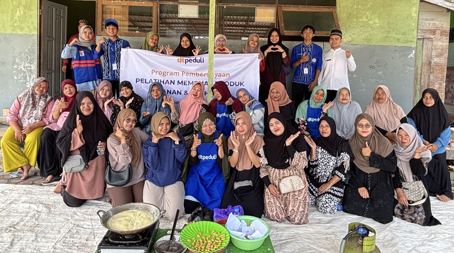 Dorong Ekonomi Kreatif, DT Peduli Kalsel Gelar Pelatihan Pembuatan Jajanan Khas untuk Ibu-Ibu Barito Kuala 