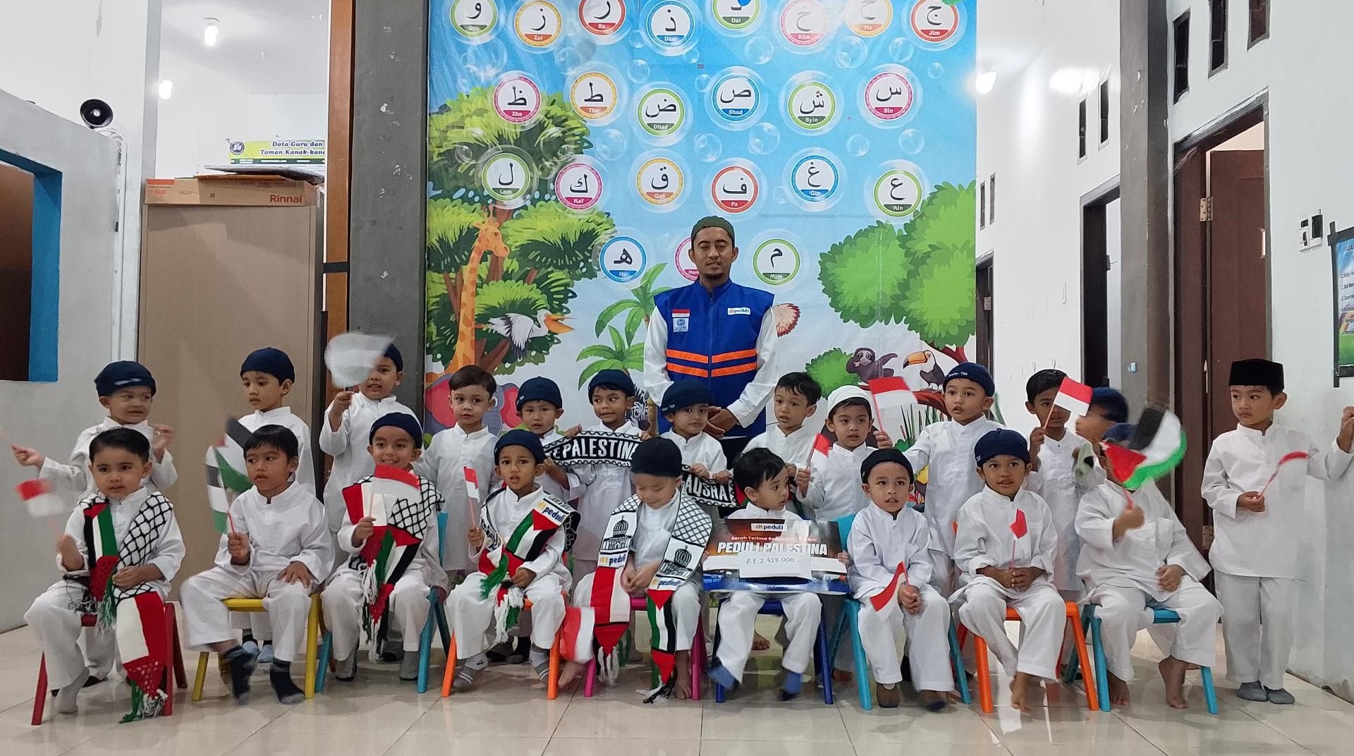 Anak-anak Hebat Peduli Palestina, Murid TK Ibnu Katsir Salurkan Donasi Melalui DT Peduli Aceh 