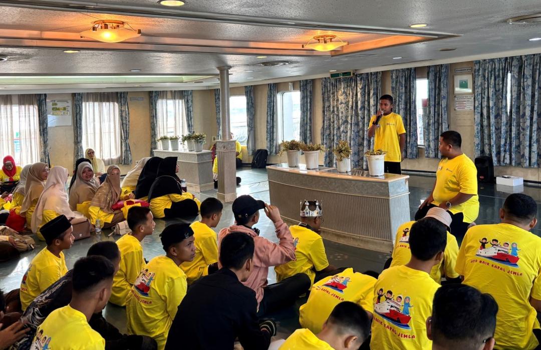 Wisata Bahagia, PT Jemla Ferry dan DT Peduli Ajak 19 Anak Binaan Jelajahi Kapal dan Batok Kelapa Beach 