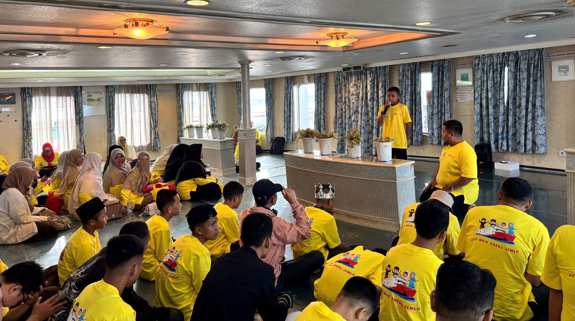 Wisata Bahagia, PT Jemla Ferry dan DT Peduli Ajak 19 Anak Binaan Jelajahi Kapal dan Batok Kelapa Beach 