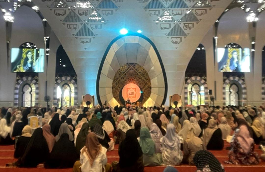 Ratusan Muslimah Padati Masjid Raya Sumbar, Ikuti Kajian "Dear Muslimah, Kamu Berharga" Bersama Ghaida Tsurayya 