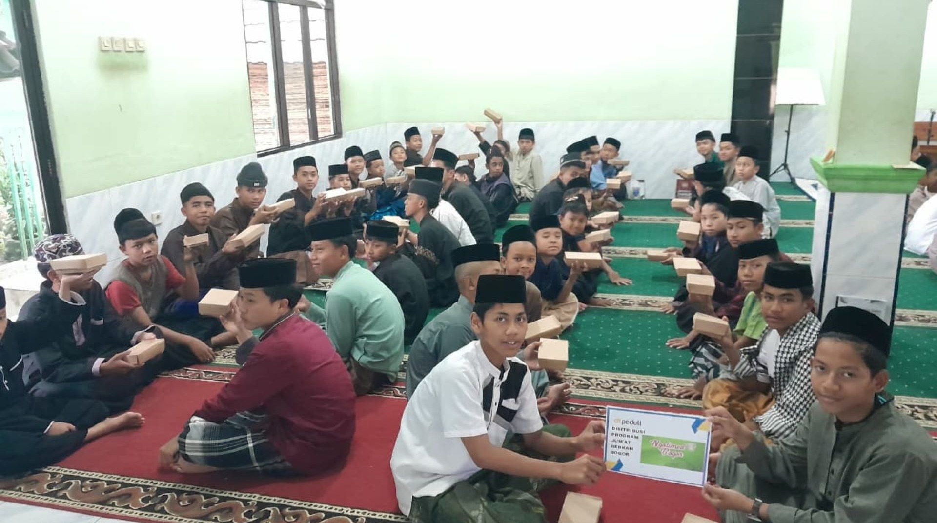 Dari Donatur AS hingga Lokal, DT Peduli Bogor Salurkan 353 Boks Makanan Program Jumat Berkah 