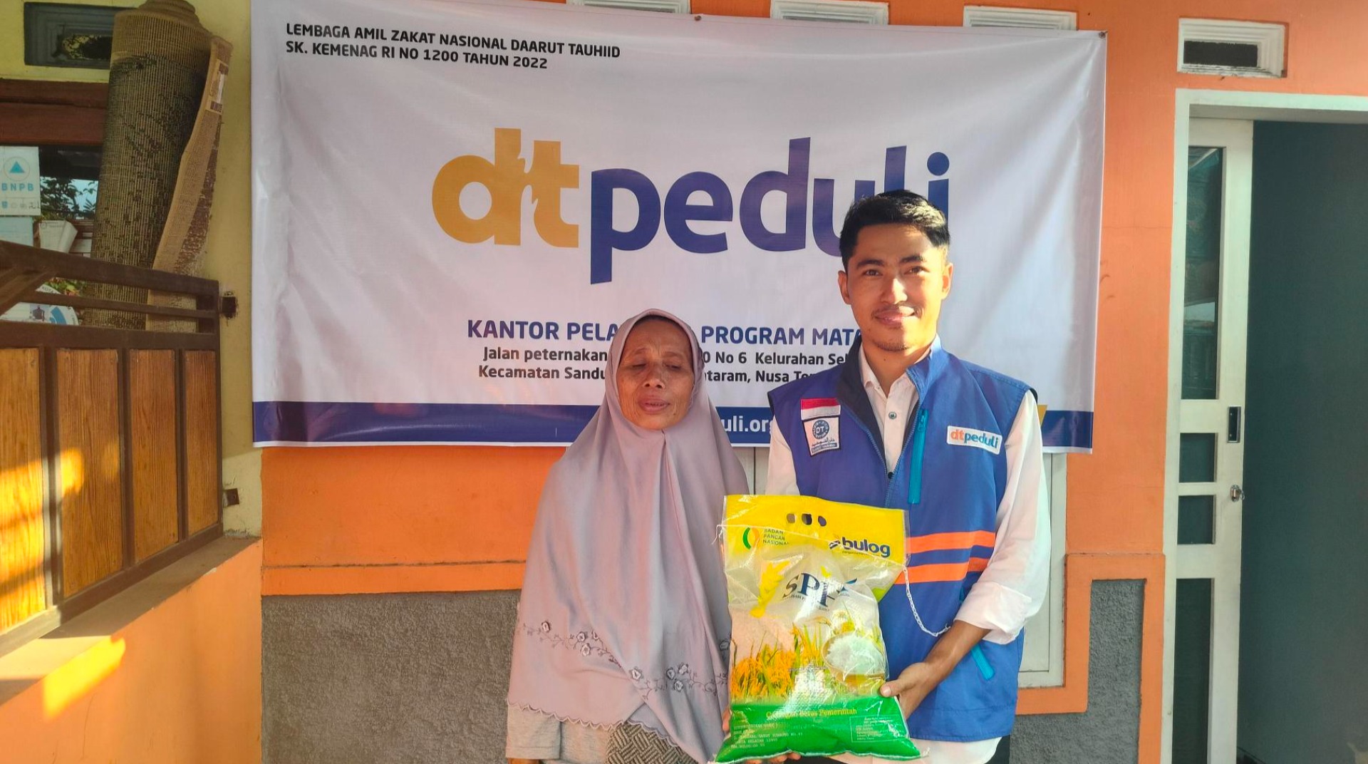 Berbagi Sedekah Beras di Sayyidul Ayyam, DT Peduli Mataram Bahagiakan Pedagang dan Santri Ponpes Sahabat Al-Qur’an