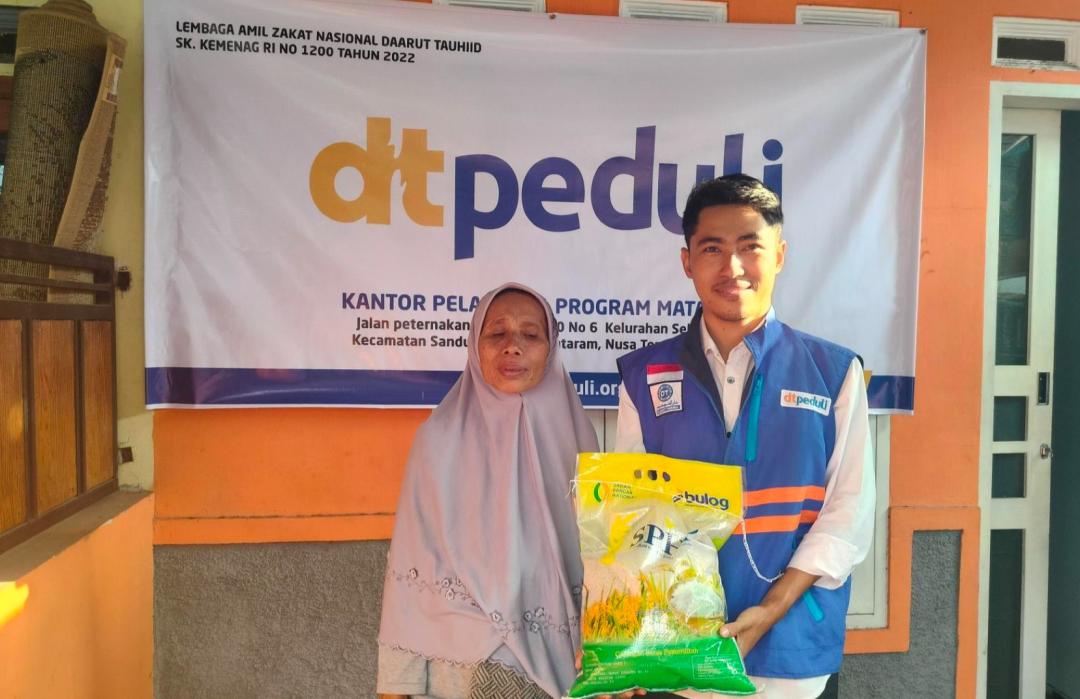 Berbagi Sedekah Beras di Sayyidul Ayyam, DT Peduli Mataram Bahagiakan Pedagang dan Santri Ponpes Sahabat Al-Qur’an