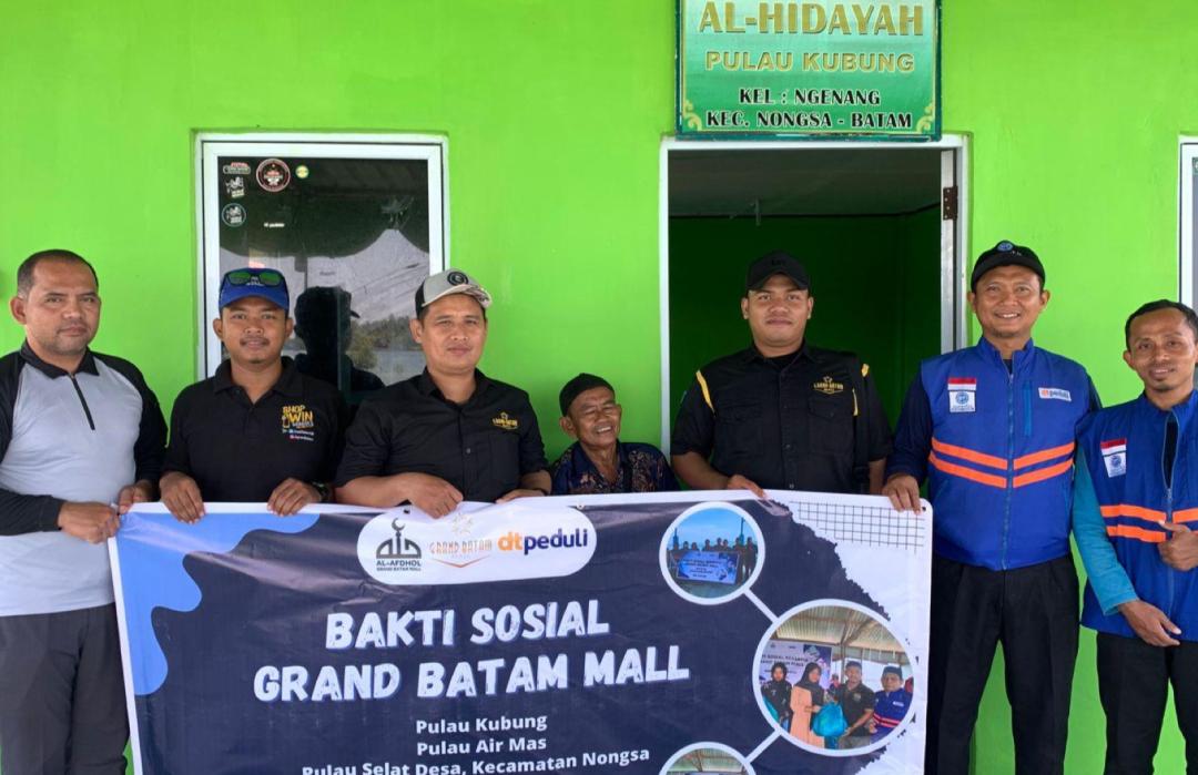Seberangi Laut untuk Menyalurkan Bantuan Sembako, Grand Batam Mall dan DT Peduli Kepri Luaskan Kebahagiaan Hingga ke Pesisir