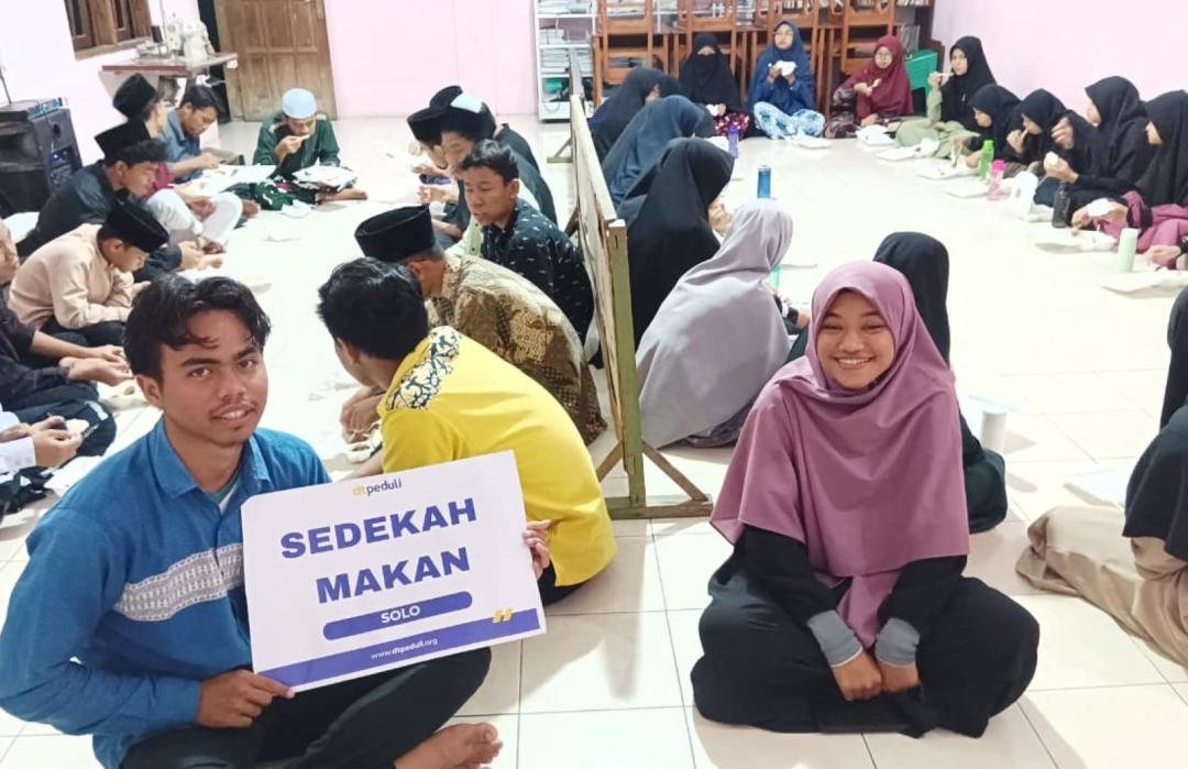 Berbagi Kebahagiaan, DT Peduli Solo Salurkan Sedekah Makan untuk Santri Yatim di Empat Titik 