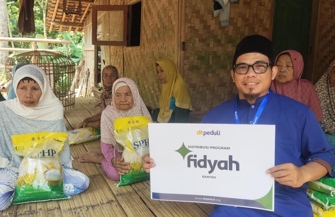 Peduli Lansia Prasejahtera, DT Peduli Banten Salurkan Fidyah untuk 10 Lansia di Kabupaten Pandeglang