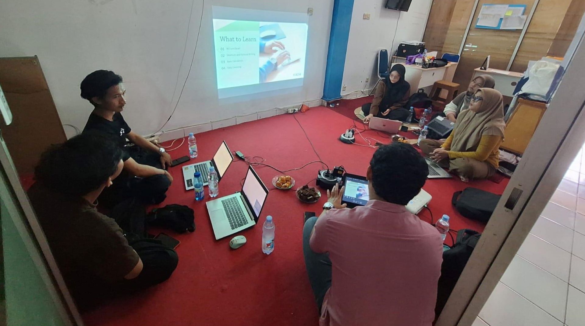 Bekali Keterampilan Kerja, DT Peduli Bekasi Gelar Pelatihan Pivot Table Excel bagi Mahasiswa Beasiswa 