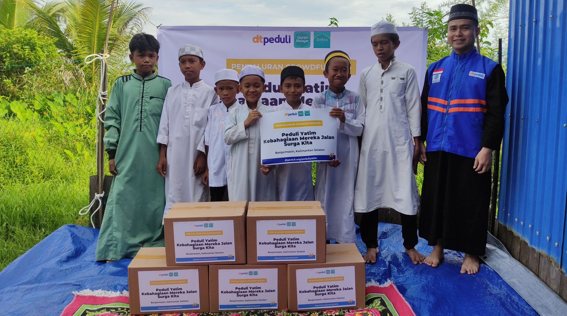 Berbagi Kebahagiaan untuk Yatim dan Dhuafa, QBI dan Dzikra Bersama DT Peduli Kalsel Gelar Kegiatan Sosial 