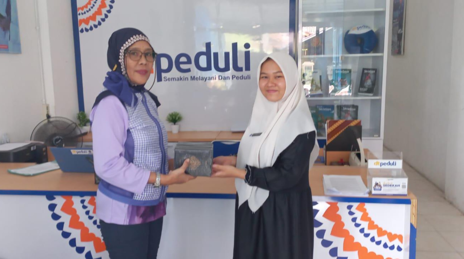 Orang Tua Asuh Wakafkan Al-Qur’an untuk Santri Rumah Tahfidz DT Peduli Sumbar