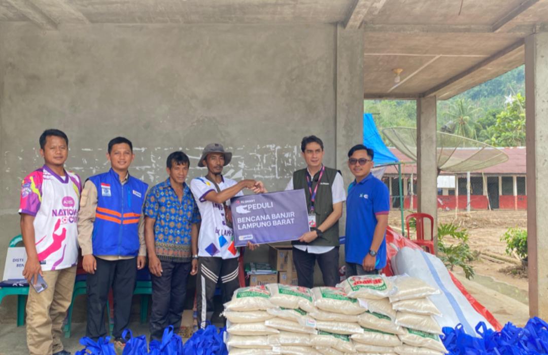 XLSMART dan DT Peduli Lampung Salurkan Bantuan Sembako untuk Penyintas Banjir Bandang di Lampung Barat