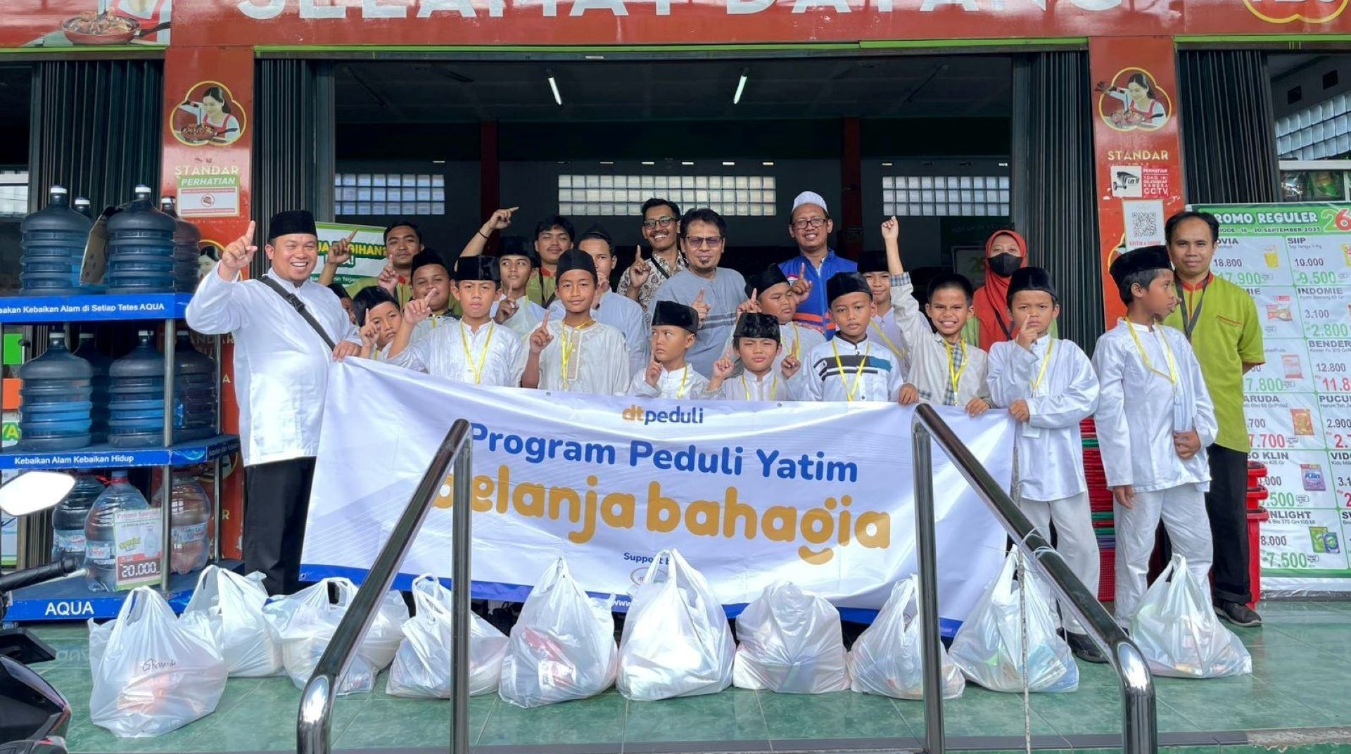 Senyum Adik-Adik Yatim di Mina Swalayan Menjadi Hadiah Terindah 