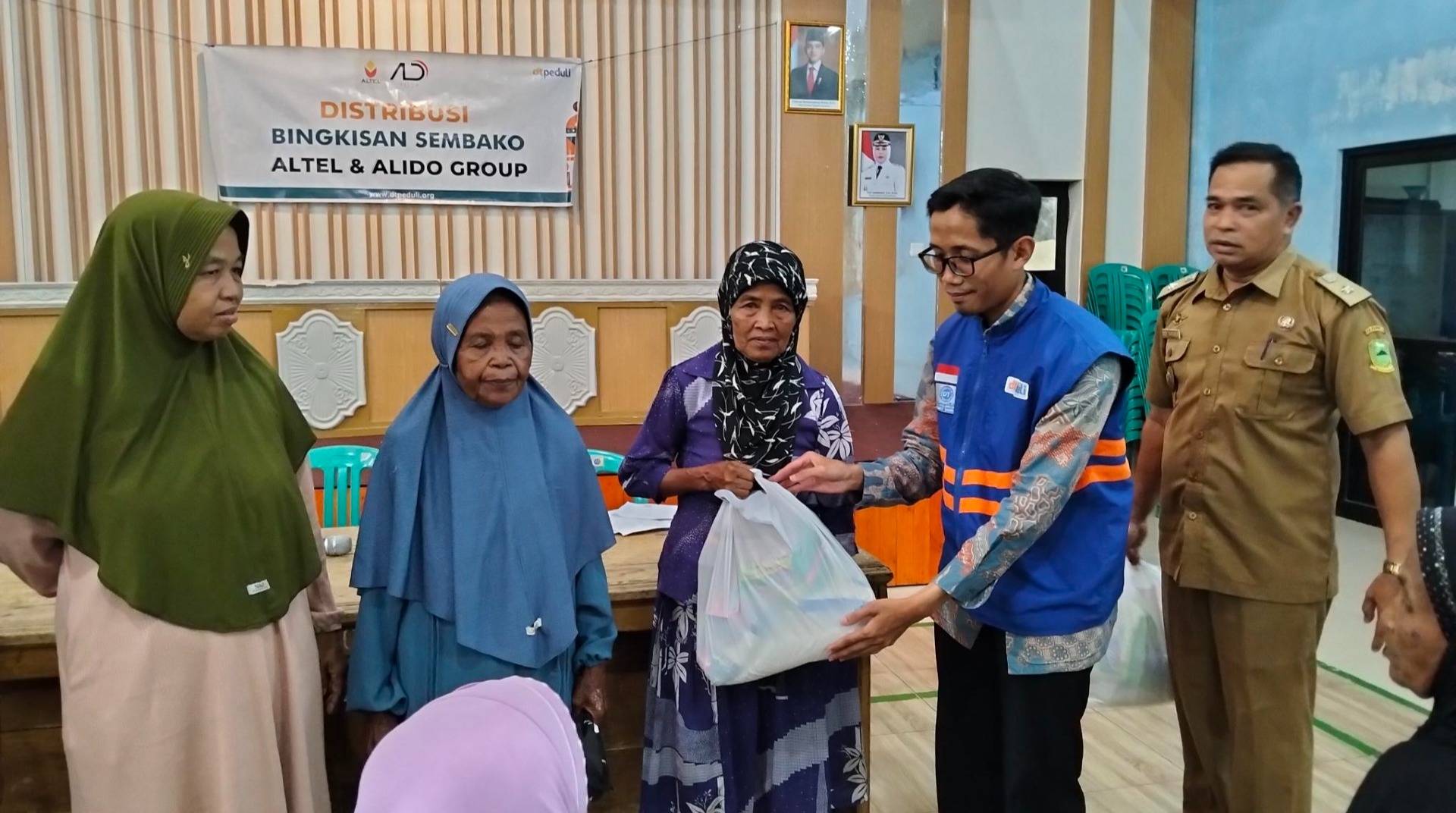 DT Peduli Kuningan dan Alido Group Berkolaborasi Membagikan Paket Sembako di Desa Cikandang Kuningan