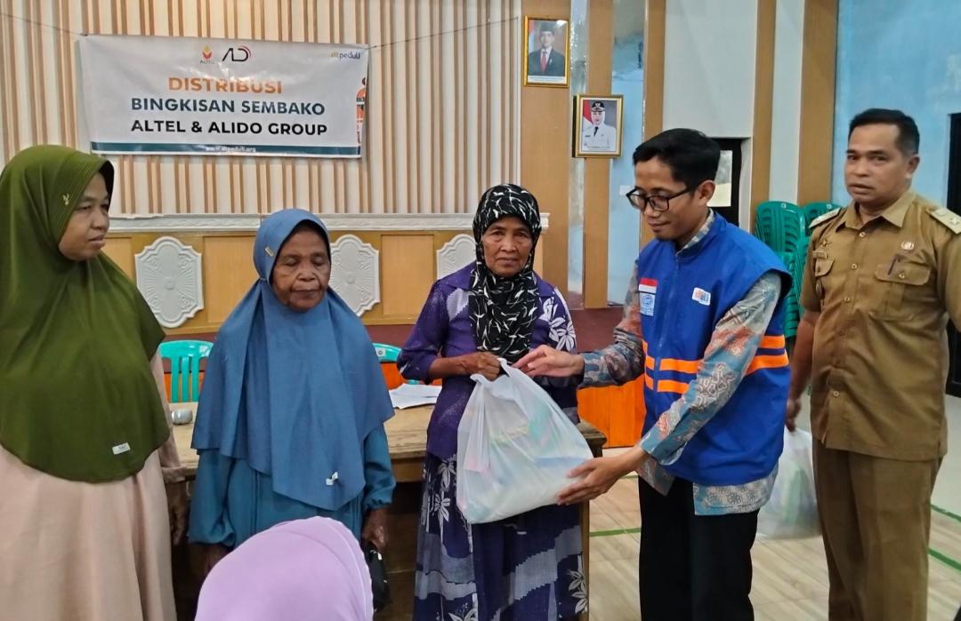 DT Peduli Kuningan dan Alido Group Berkolaborasi Membagikan Paket Sembako di Desa Cikandang Kuningan