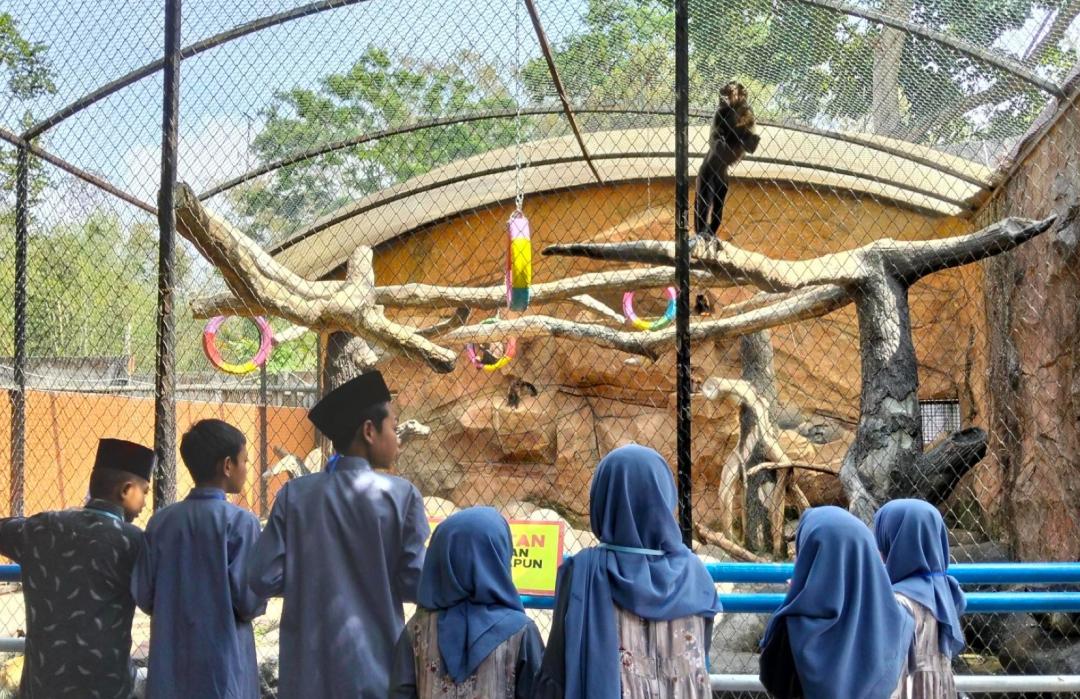 CIMB Niaga Malang dan DT Peduli Malang Ajak Anak Yatim Mambaul Hikmah Wisata dan Belanja di Kota Batu