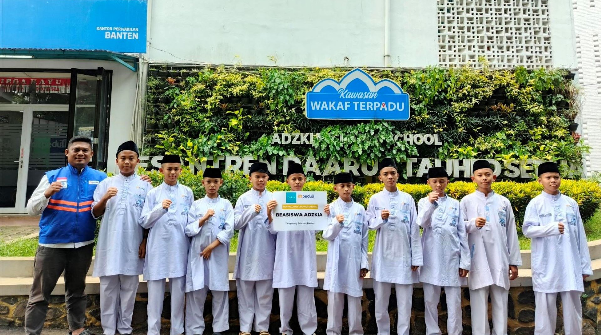 Perkuat Pendidikan Generasi Qurani, DT Peduli Banten dan Dzikra Salurkan Beasiswa untuk Santri Adzkia Islamic School 