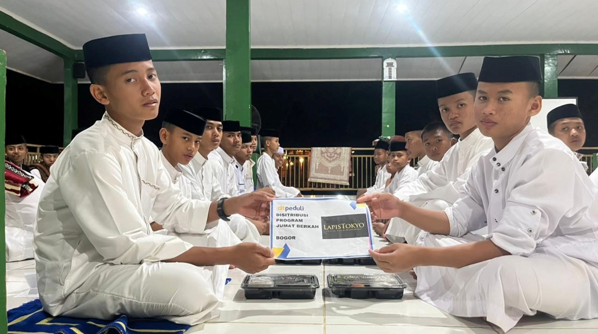 Titipan dari Donatur Lokal hingga AS, DT Peduli Bogor Tebar 420 Nasi Boks Jumat Berkah untuk Santri 