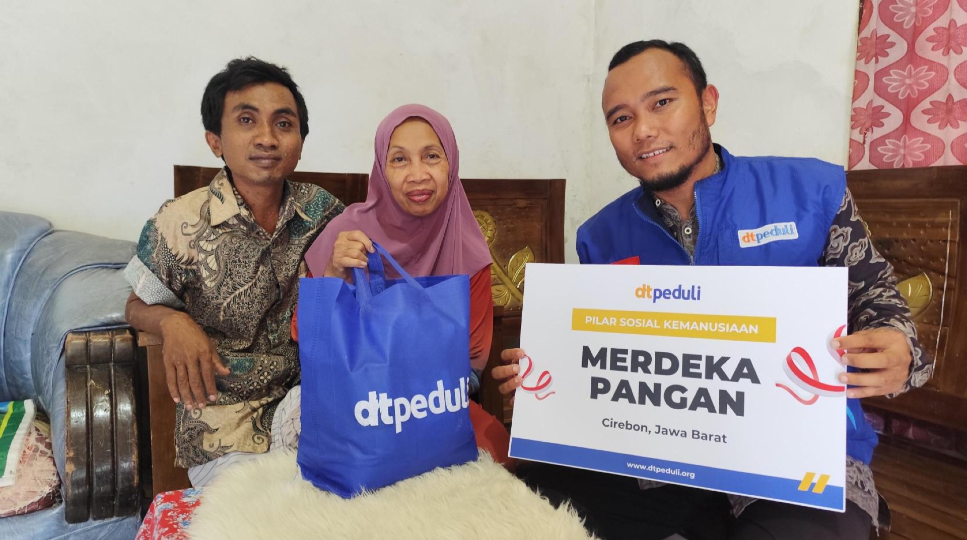 Rangkul Pejuang Keluarga, DT Peduli Cirebon bersama Komunitas BJB Menyalurkan 20 Paket Sembako