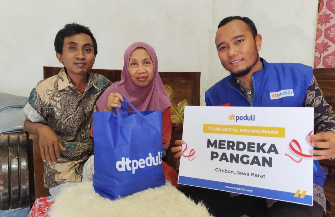 Rangkul Pejuang Keluarga, DT Peduli Cirebon bersama Komunitas BJB Menyalurkan 20 Paket Sembako