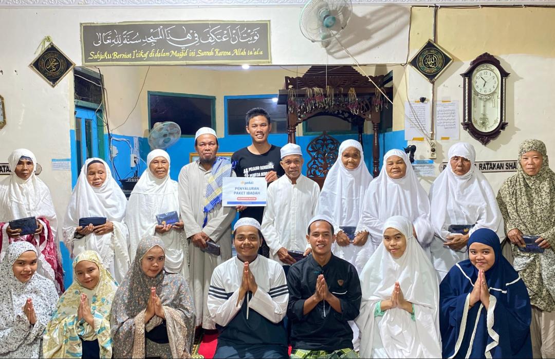 Mahasiswa KKN UIN Antasari dan DT Peduli Kalsel Bersinergi Salurkan Paket Ibadah ke Pelosok Meratus