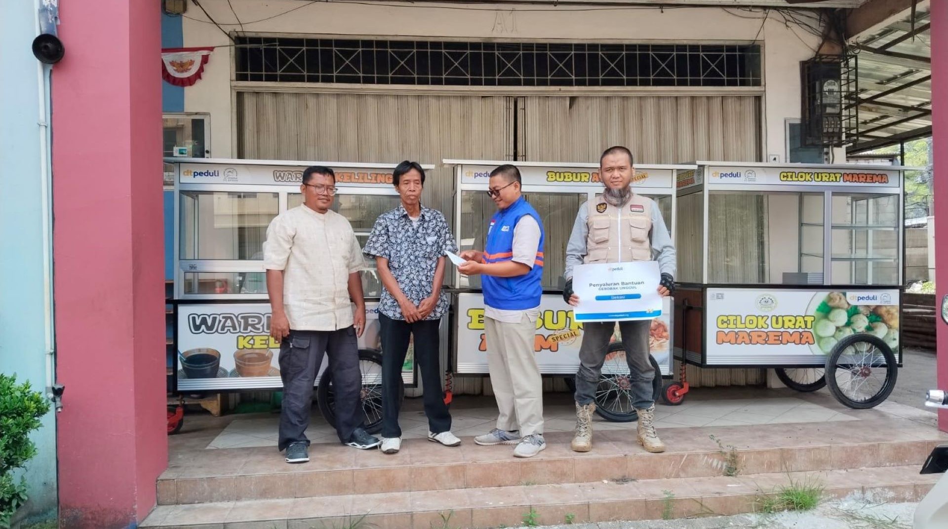 Dorong UMKM Inklusif, DT Peduli Bekasi dan DKM PT EPSON Salurkan Gerobak Usaha, Termasuk untuk Sahabat Disabilitas 