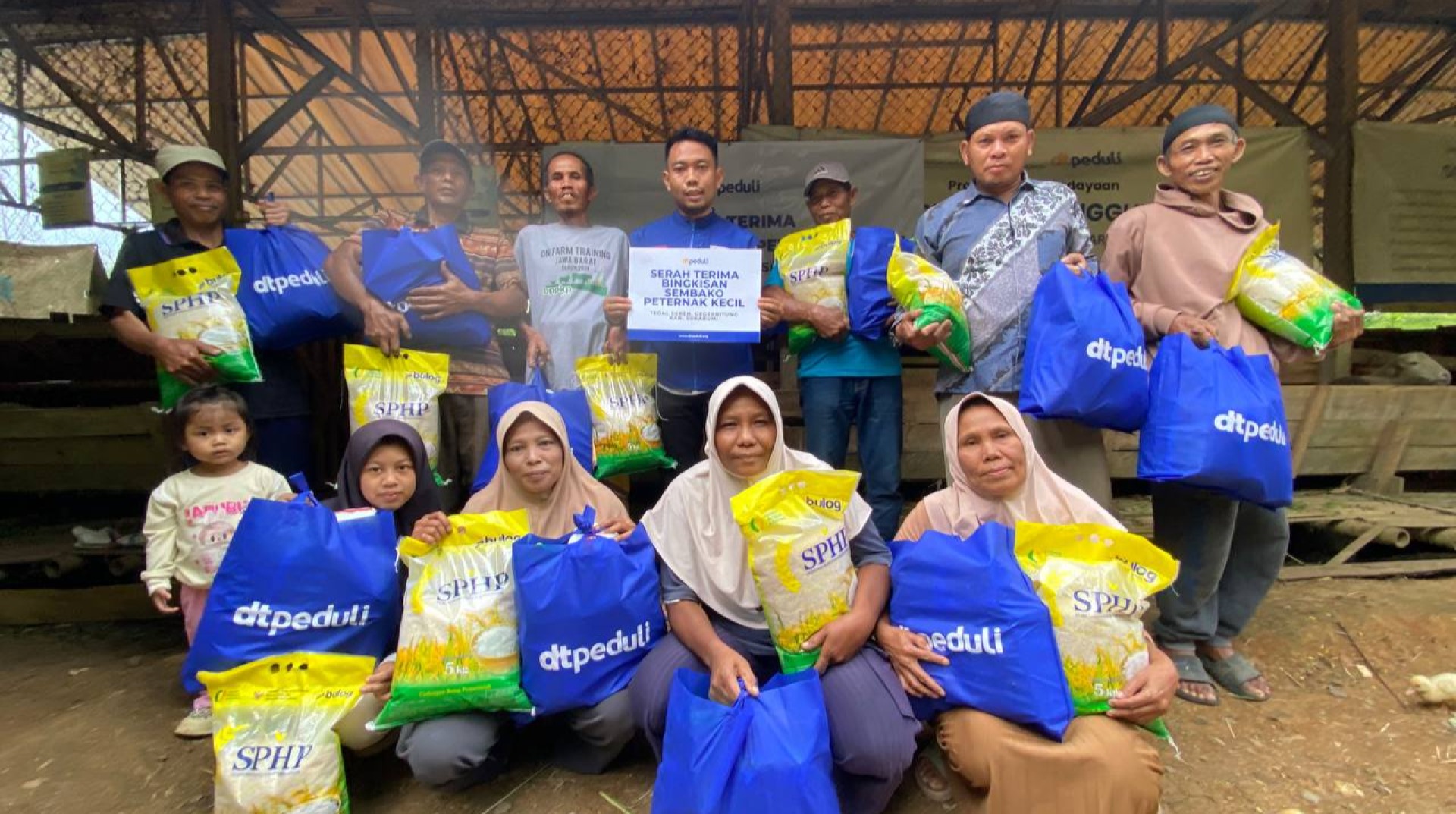 DT Peduli Sukabumi Salurkan Bantuan Sembako untuk Peternak Kecil di Kabupaten Sukabumi
