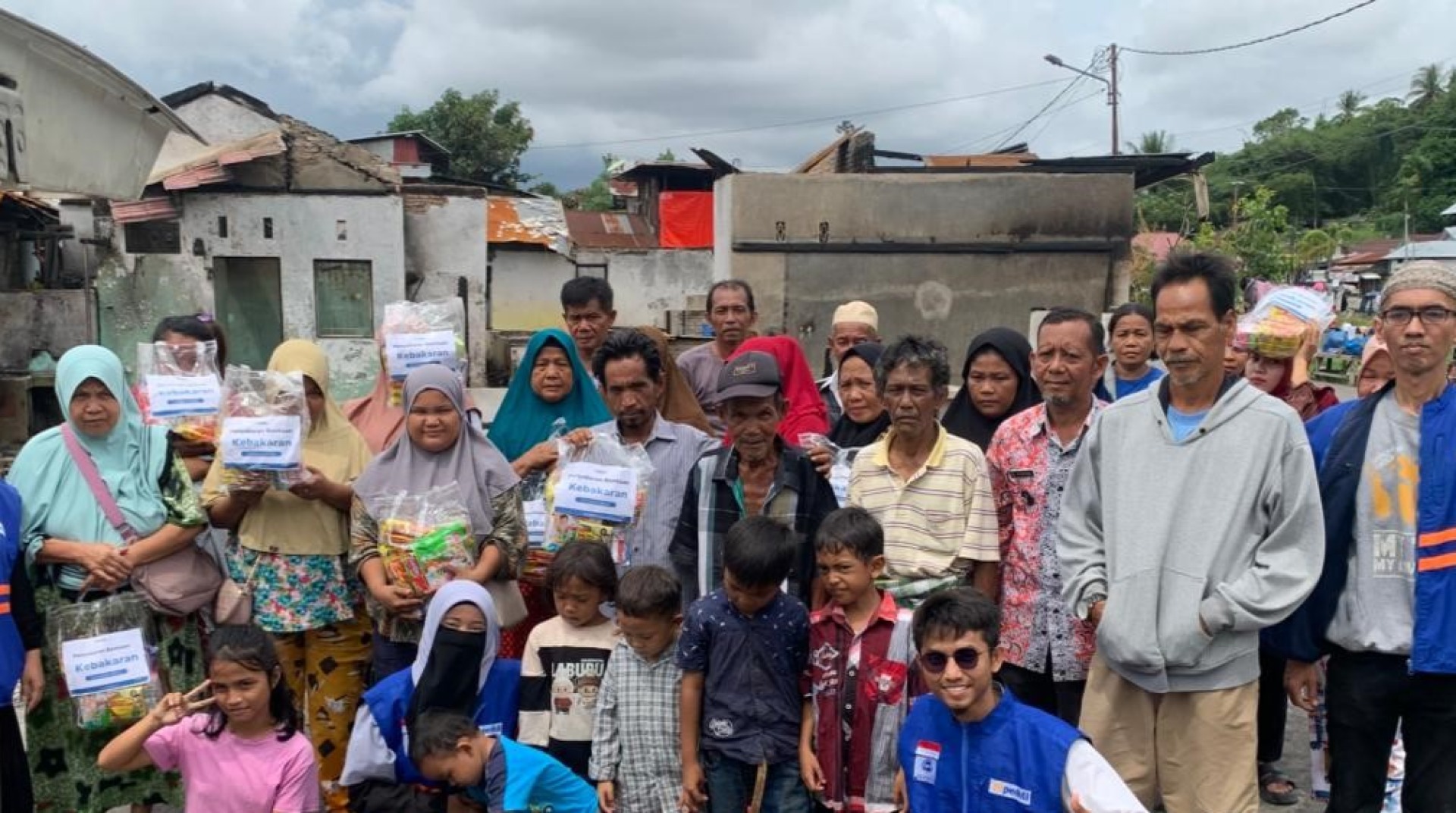 DT Peduli Sumbar Mendistribusikan Bantuan untuk Korban Kebakaran di Pemancungan Kota Padang