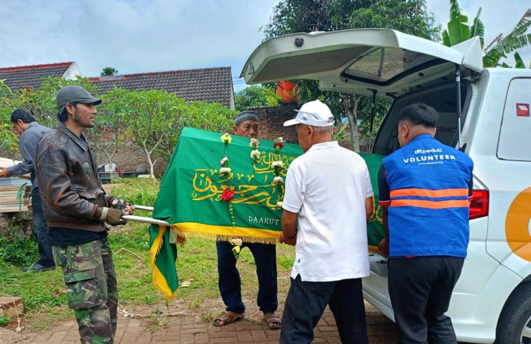 Wujud Kepedulian, DT Peduli Bandung Fasilitasi Layanan Ambulans Jenazah dari Gegerkalong ke Cileunyi 