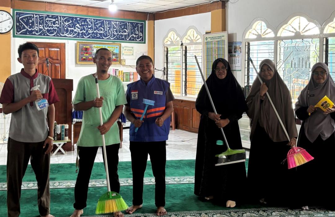Wujudkan Masjid Bersih dan Nyaman, DT Peduli Metro Gelar Program “Aku Cinta Masjid” di Masjid Al Hidayah 