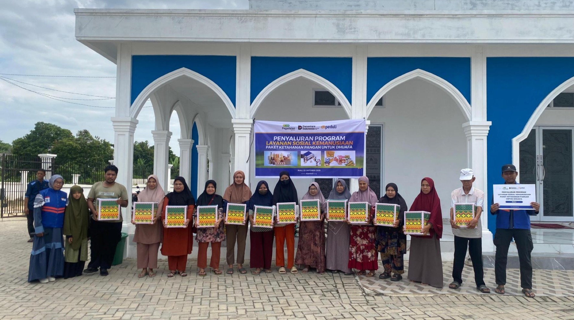 Pegadaian Kanwil II Pekanbaru dan DT Peduli Riau Salurkan Bantuan Paket Ketahanan Pangan untuk Dhuafa di Pekanbaru