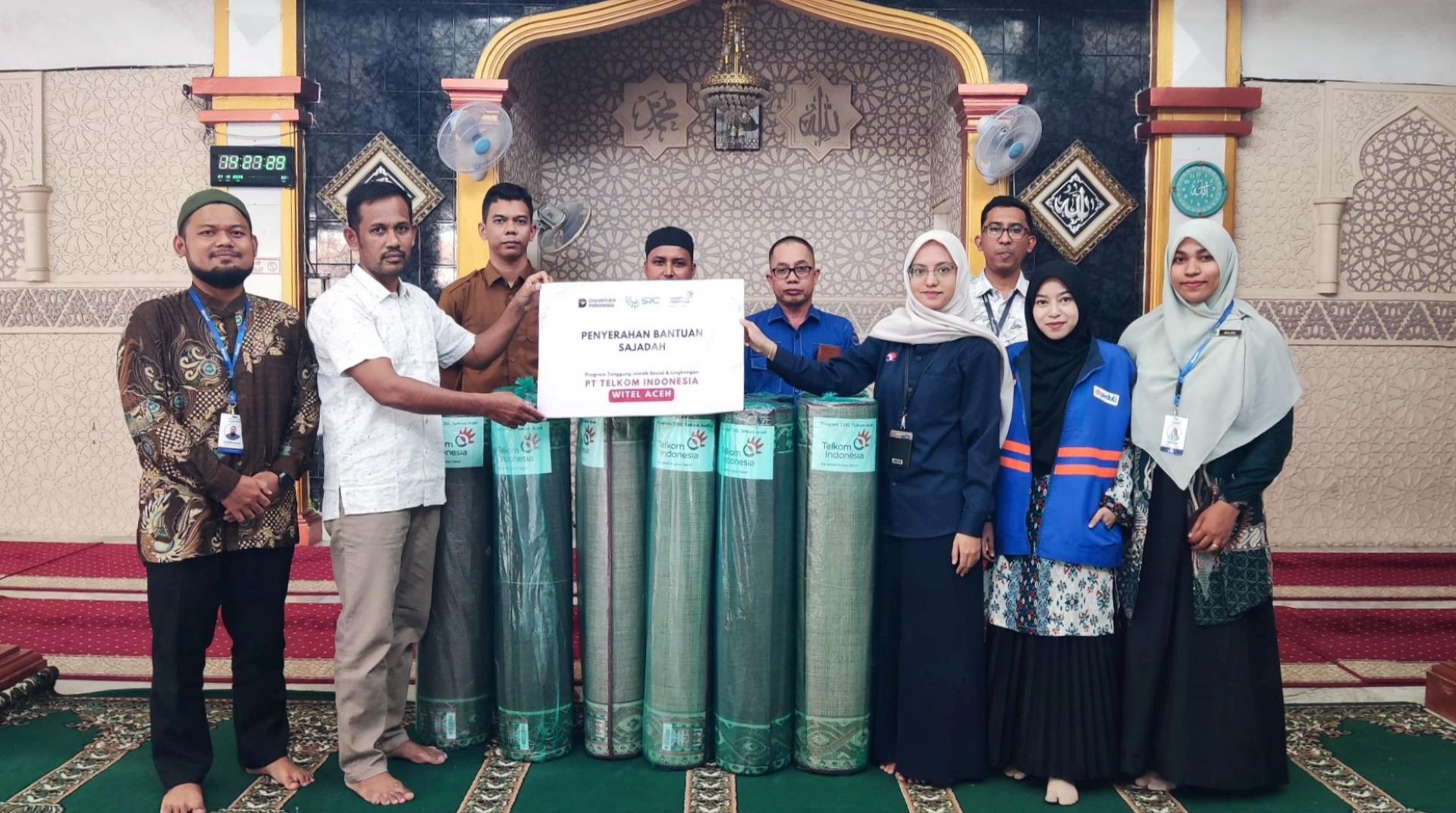 Perkuat Fasilitas Ibadah, Telkom Aceh dan DT Peduli Salurkan Bantuan Sajadah untuk Masjid di Ring Satu 