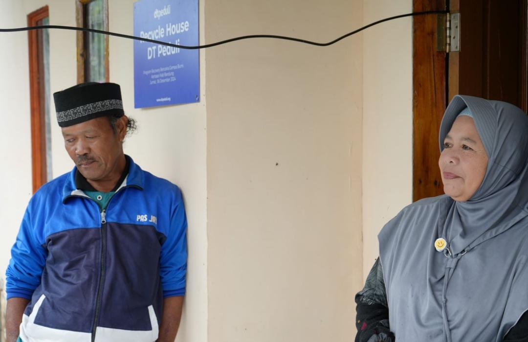 Kisah Iyah dan Dede Bersama Keluarga Bangkit Pascagempa Kertasari 