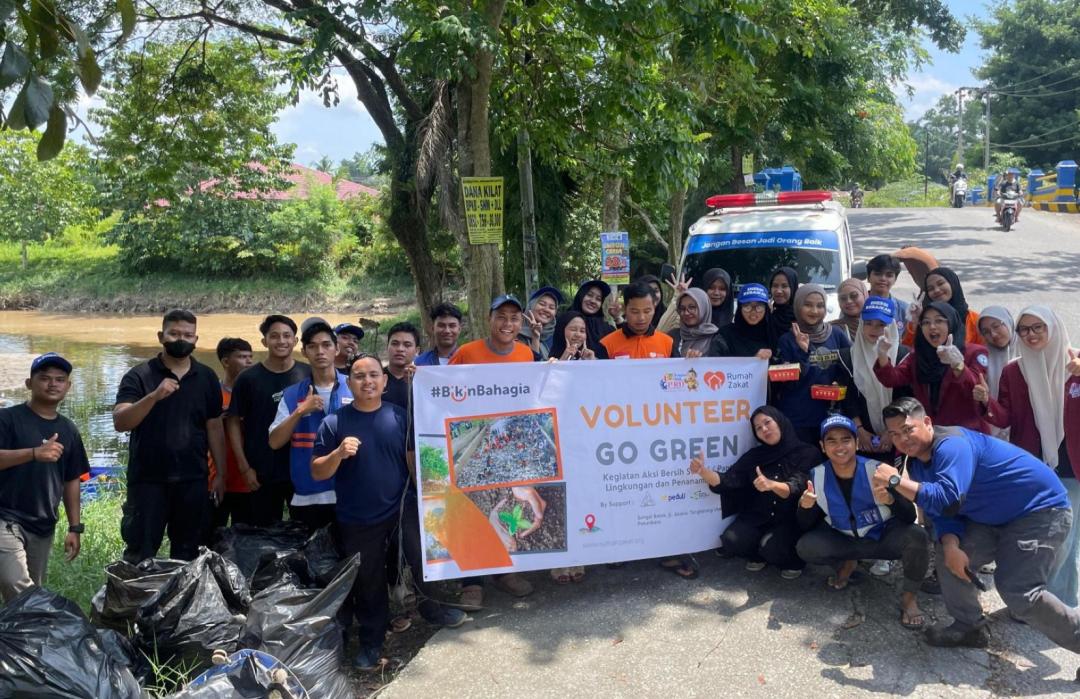 Peringati Sumpah Pemuda, Relawan DT Peduli Riau Gelar Aksi Volunteer Go Green Bersihkan Sungai Batak