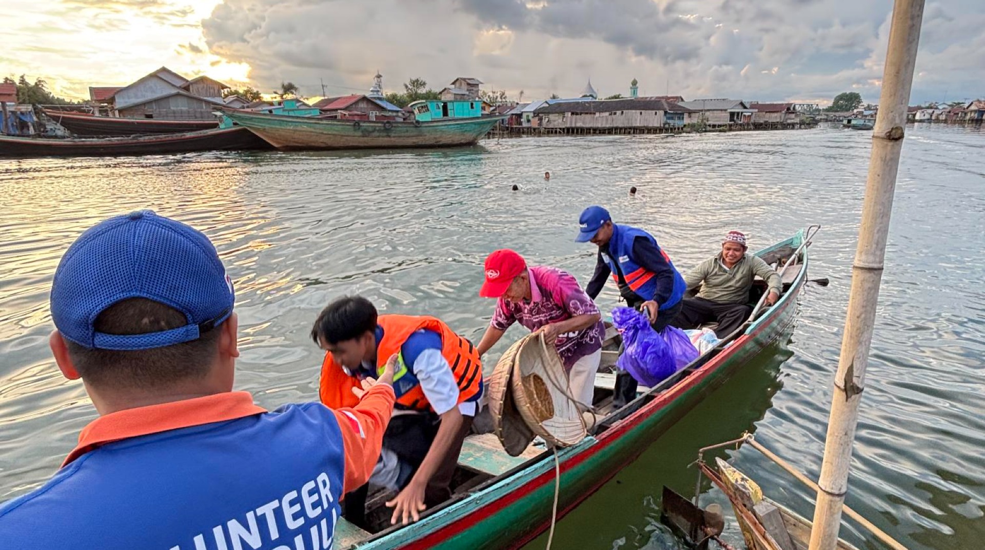 DT Peduli Kalsel Salurkan 100 Box Nasi Jum'at Berkah di Pesisir Sungai Barito