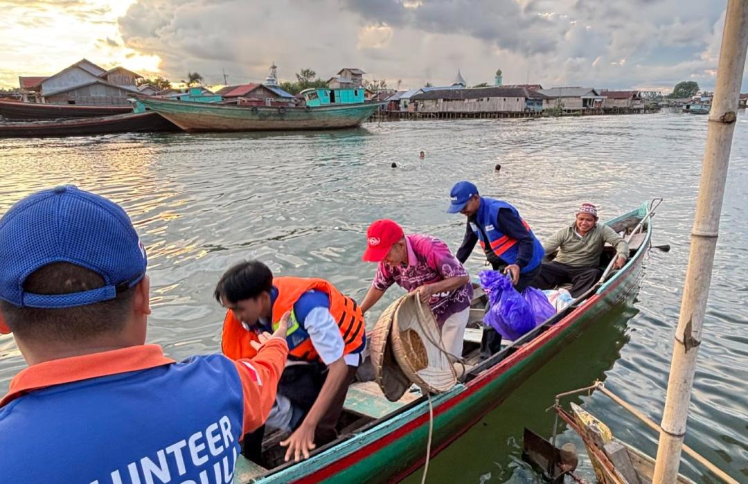 DT Peduli Kalsel Salurkan 100 Box Nasi Jum'at Berkah di Pesisir Sungai Barito