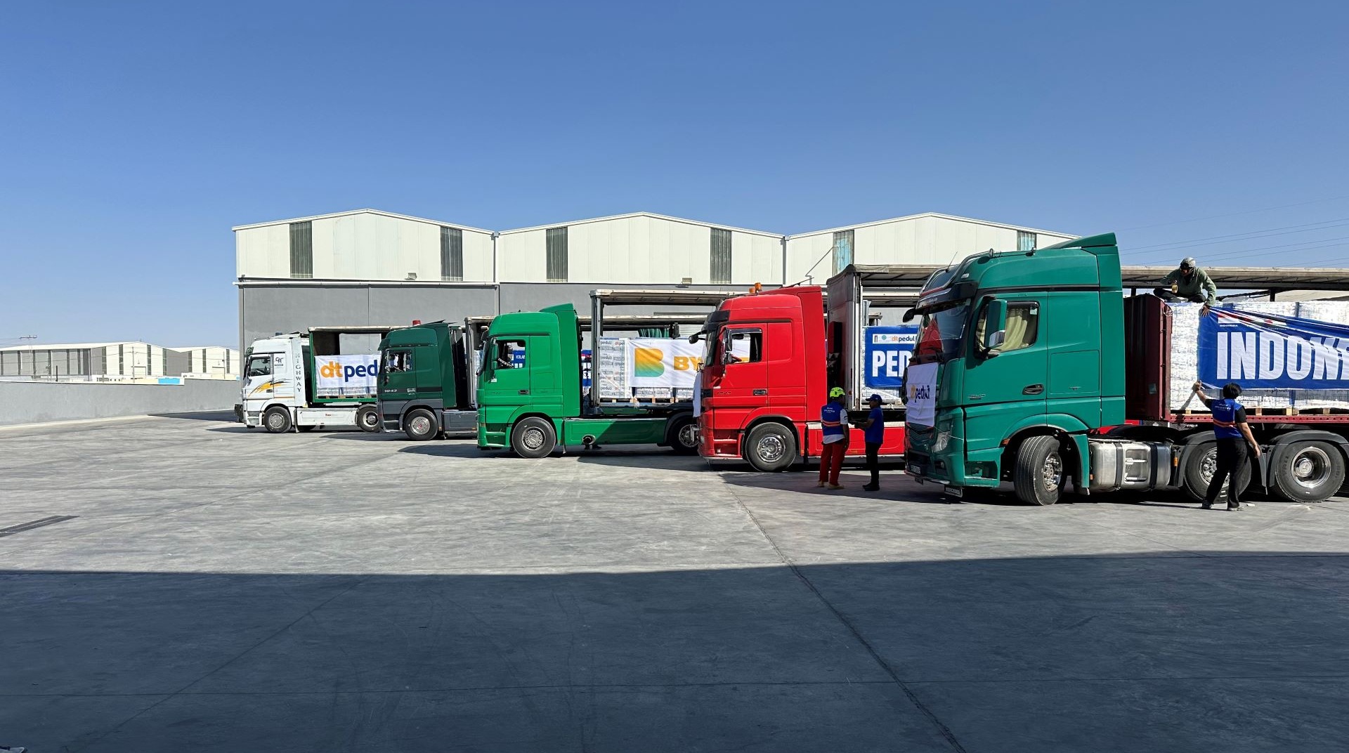 Detik-Detik Konvoi Lima Truk Bantuan Melaju Menuju Gaza 