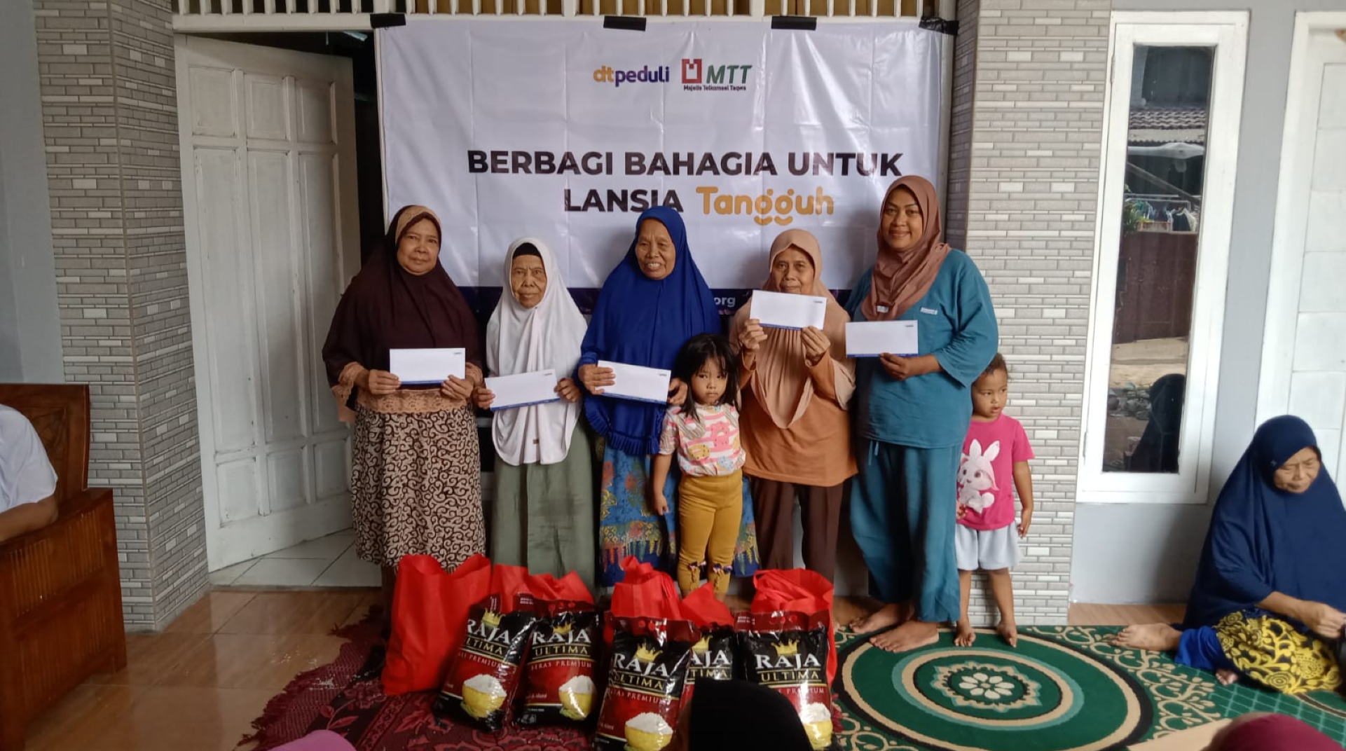 MTT Telkomsel dan DT Peduli Salurkan Santunan untuk 25 Lansia di Tangerang Selatan