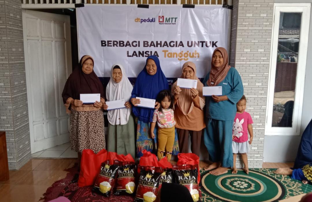 MTT Telkomsel dan DT Peduli Salurkan Santunan untuk 25 Lansia di Tangerang Selatan