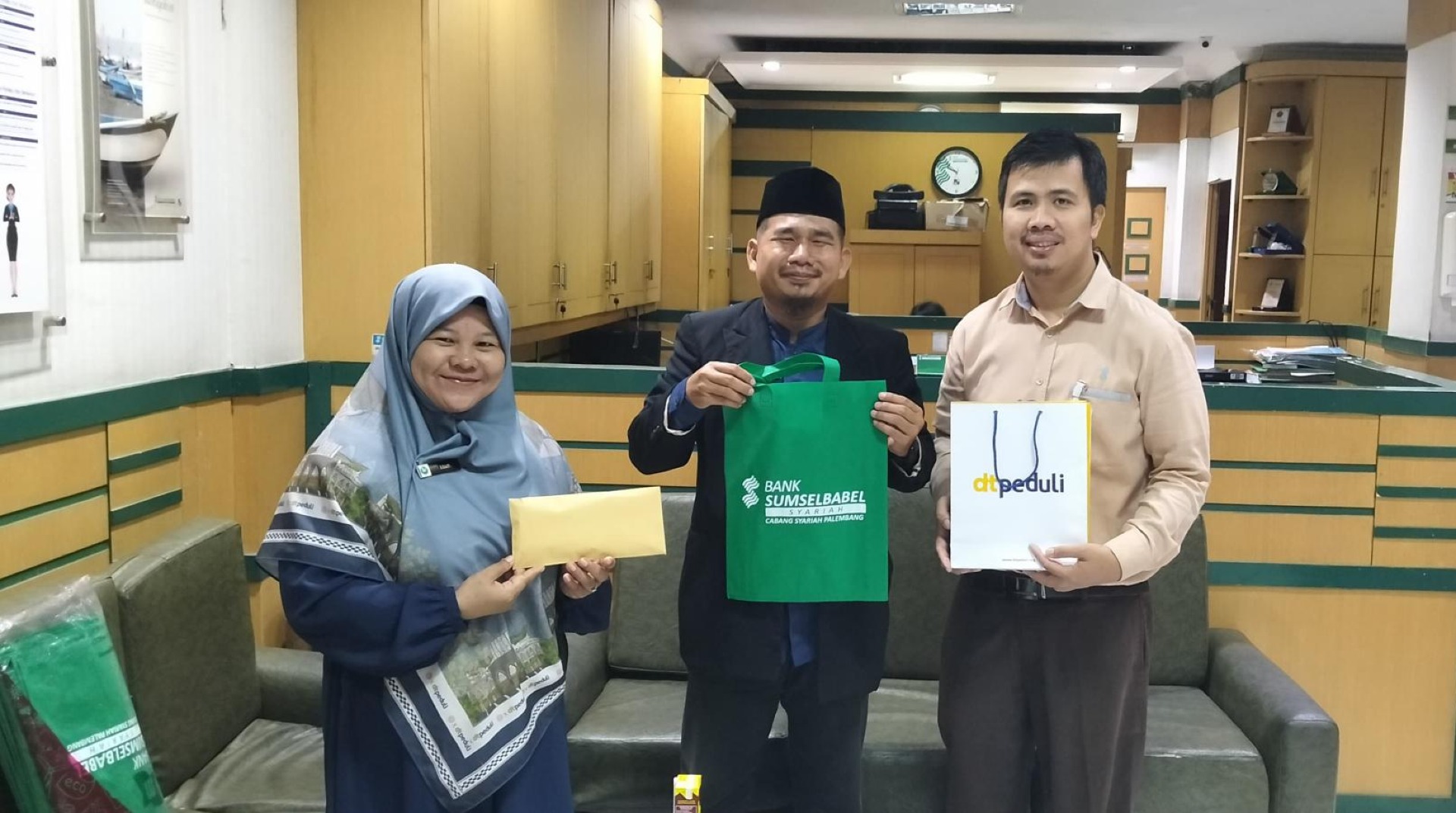 Bersinergi dalam Kepedulian, Bank Sumsel Babel Syariah dan DT Peduli Sumsel Bahagiakan Sahabat Dhuafa