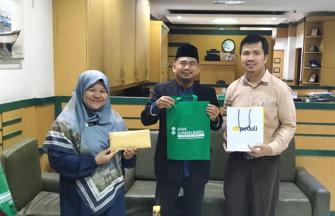 Bersinergi dalam Kepedulian, Bank Sumsel Babel Syariah dan DT Peduli Sumsel Bahagiakan Sahabat Dhuafa