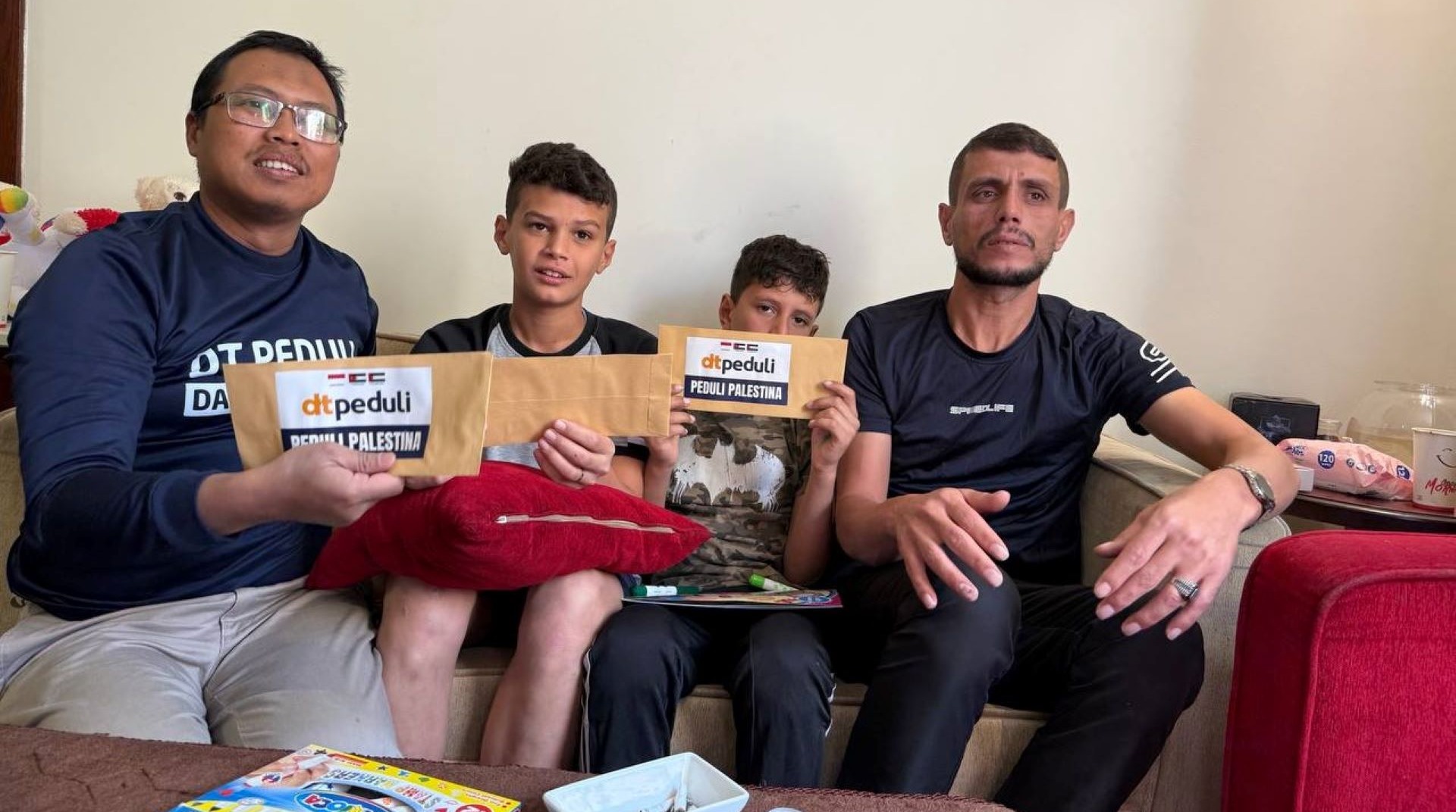 Seratus Paket Harapan bagi Anak-anak Palestina Penderita Kanker di Pengungsian Yordania 