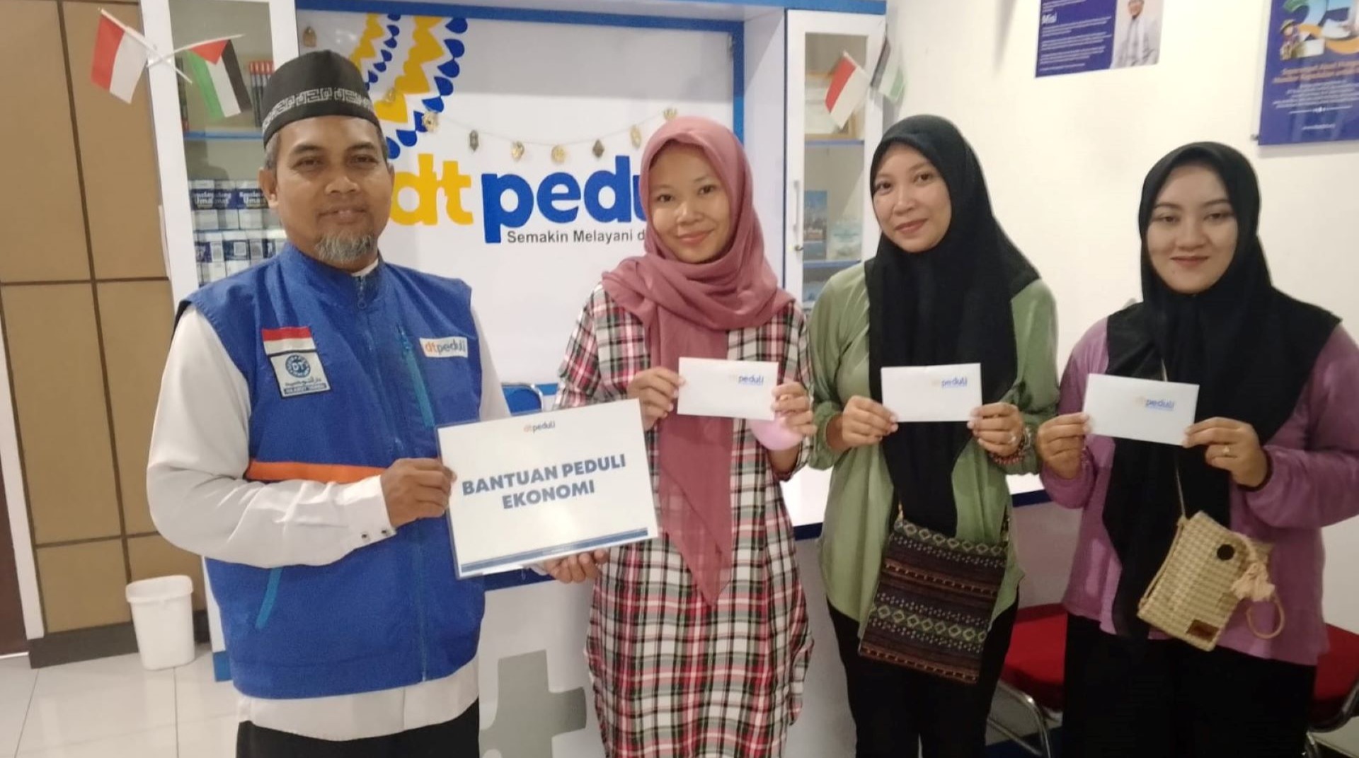 Dorong Kemandirian Ekonomi, DT Peduli Salurkan Bantuan Modal Usaha kepada Warga Ratujaya Depok 