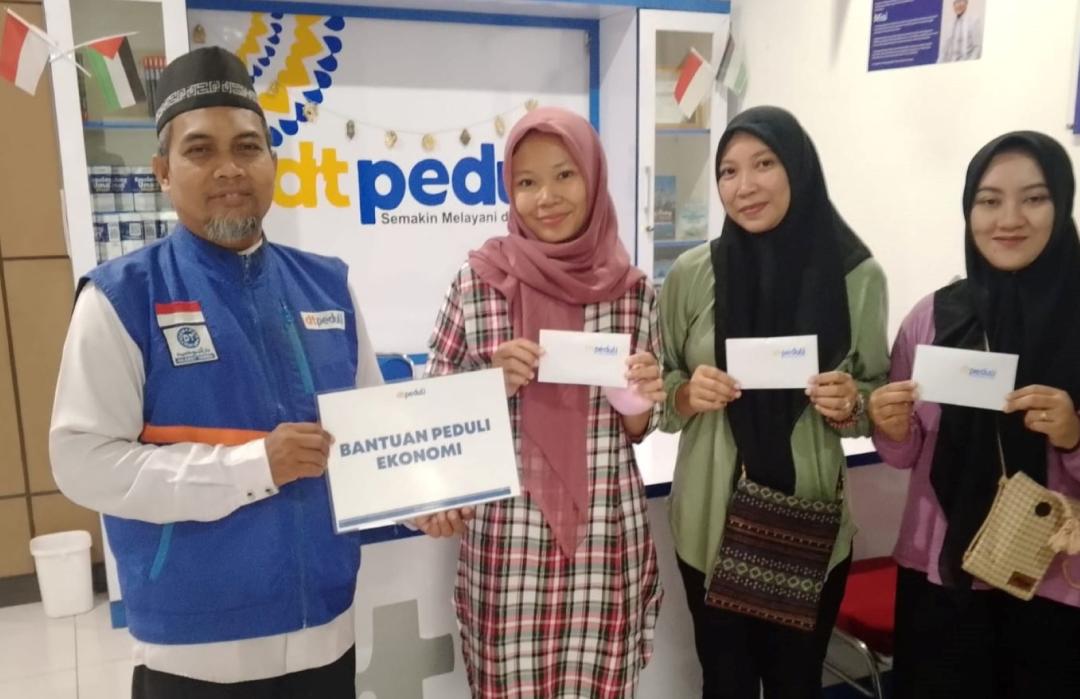 Dorong Kemandirian Ekonomi, DT Peduli Salurkan Bantuan Modal Usaha kepada Warga Ratujaya Depok 